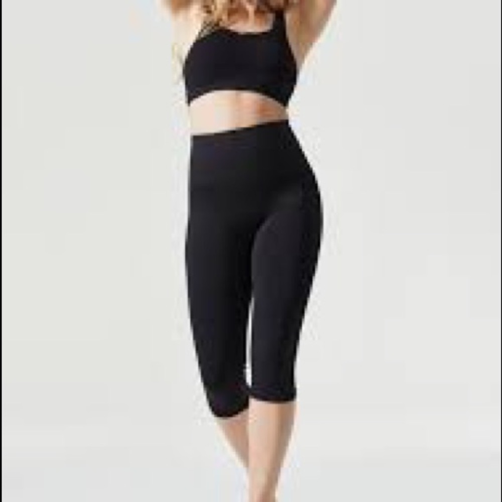 Hipster support crop leggings in black, size medium.